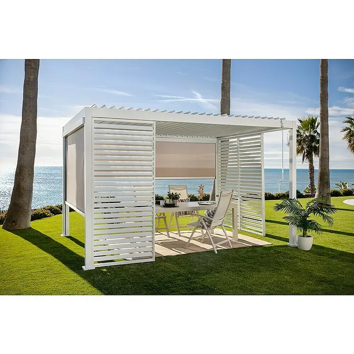 Sunfun Milos Pérgola estándar con laterales - L x An x Al: 294 x 386 x 235 cm, Aluminio, Blanco - Pérgola blanca moderna con toldos retráctiles y paneles de lamas, creando un comedor exterior con vistas al océano.