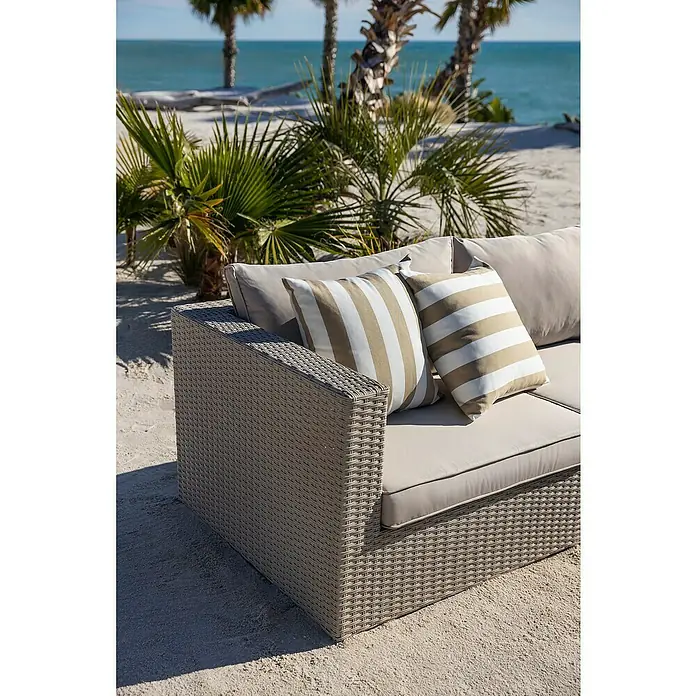 Sunfun Conjunto de muebles Ocala II - 6 pzs., Ratán sintético/Aluminio, Crema - Sofá de exterior de mimbre gris claro con cojines beige y almohadas a rayas en una playa de arena.