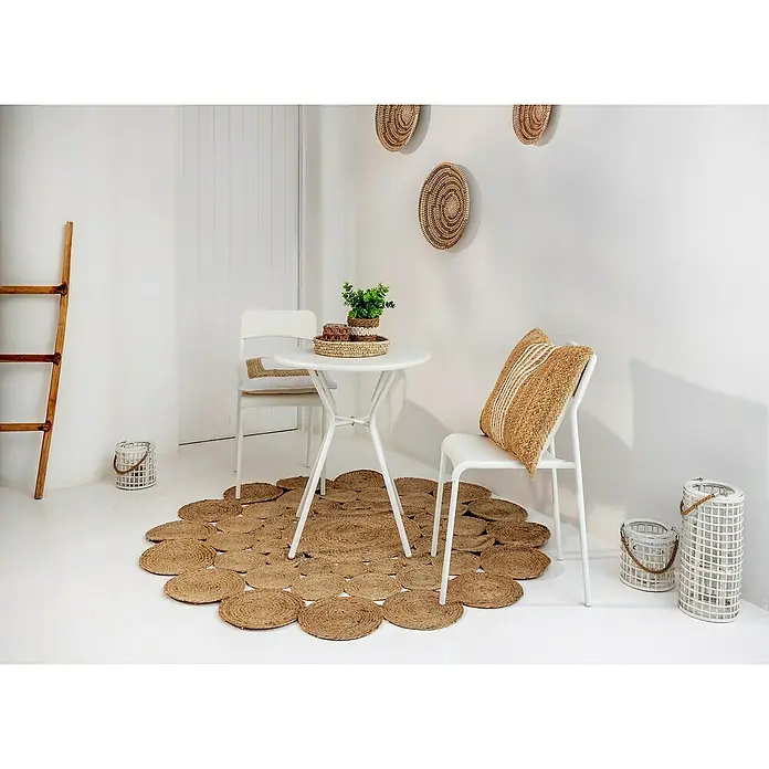 Conjunto de muebles de balcón Ina - 3 pzs., Polipropileno/Acero, Blanco - Una alfombra redonda de yute hecha de discos conectados bajo una mesa y sillas blancas.