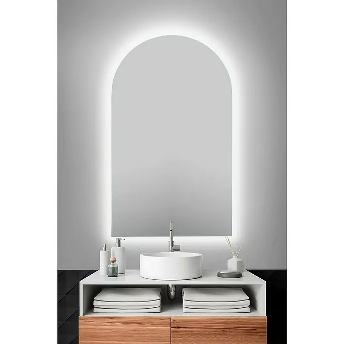 Bath Stage Espejo con luz B-963 - 50 x 90 cm, Curvado - Mueble de baño moderno con lavabo blanco, espejo arqueado iluminado y almacenamiento de madera/blanco con toallas.