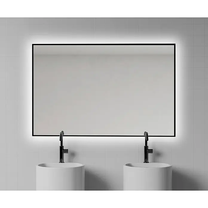 Bath Stage Espejo con luz B-951 - 80 x 100 cm, Blanco frío - Espejo LED rectangular con marco negro sobre dos lavabos de pedestal blancos con grifos negros.