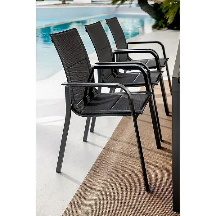 Sunfun Anna Sillón de jardín Anna - 56,5 x 67 x 91,5 cm, Antracita, Acero/Textiline - Tres sillas de exterior negras con asiento de malla y estructura metálica junto a una piscina.