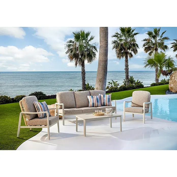 Sunfun Conjunto de muebles Bruna - 4 pzs., Ratán sintético/Aluminio/Poliéster, Beige/Gris - Conjunto de salón exterior beige claro/gris con cojines de rayas en una terraza junto al mar.