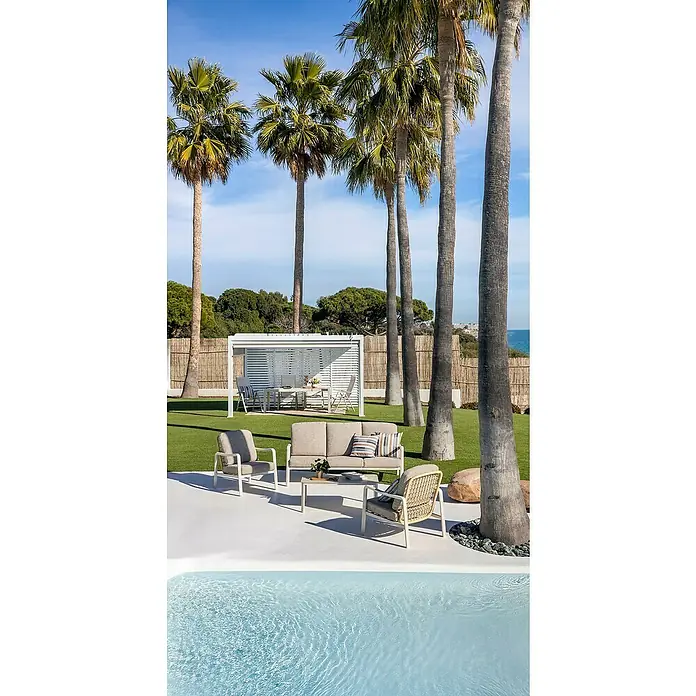 Sunfun Conjunto de muebles Bruna - 4 pzs., Ratán sintético/Aluminio/Poliéster, Beige/Gris - Elegante conjunto de muebles de jardín claro (sofá, sillones, mesa de centro) junto a una piscina, en un jardín moderno con pérgola.