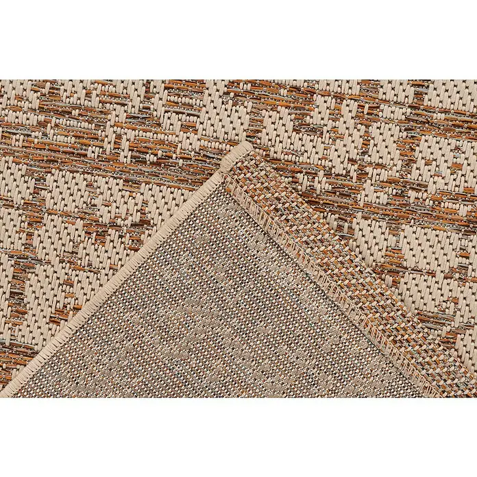 Outdoor-Teppich Fiesta - 150 x 80 cm - Nahaufnahme eines mehrfarbigen Webteppichs mit beigem, orangefarbenem und braunem Muster, gefaltet, um die texturierte Unterseite zu zeigen.