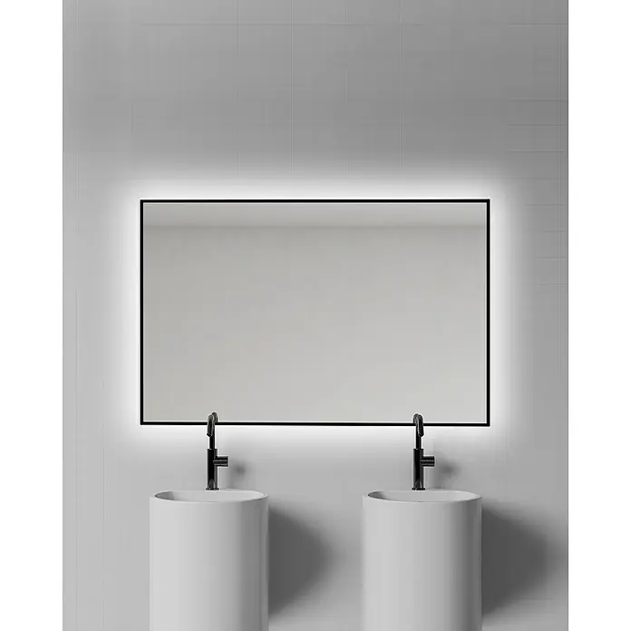 Bath Stage Espejo con luz B-951 - 80 x 100 cm, Blanco frío - Dos lavabos de pedestal blancos con grifos negros bajo un gran espejo rectangular retroiluminado.