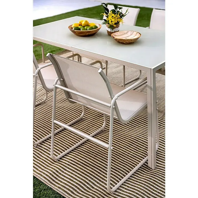 Conjunto de muebles Bicoir - 5 pzs., Acero/Textiline, Beige - Conjunto de comedor exterior con estructura de metal gris claro, sillas de malla y mesa de cristal sobre una alfombra a rayas.