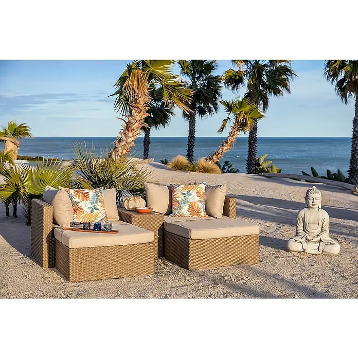 Conjunto de muebles Serena - 5 pzs., Ratán sintético/Aluminio, Marrón/Beige - Conjunto de salón exterior con sillas de mimbre, cojines beige y almohadas tropicales, en una playa de arena con vistas al mar.