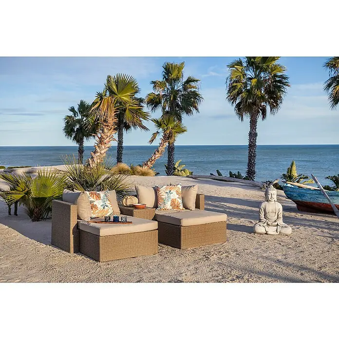 Conjunto de muebles Serena - 5 pzs., Ratán sintético/Aluminio, Marrón/Beige - Dos tumbonas de exterior de ratán marrón trenzado con cojines beige y almohadas estampadas en una playa de arena.