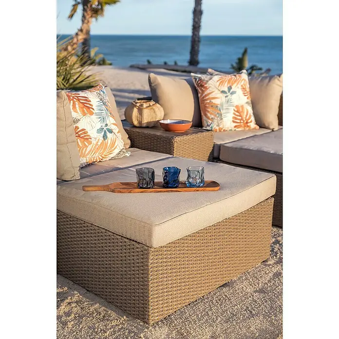 Conjunto de muebles Serena - 5 pzs., Ratán sintético/Aluminio, Marrón/Beige - Tumbona exterior trenzada con cojines claros en la playa, con bandeja y vasos azules.