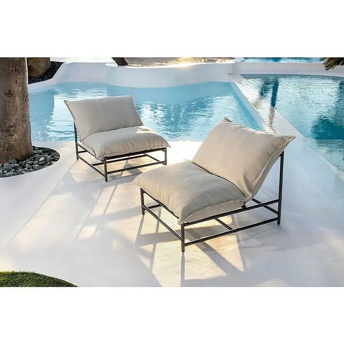Sunfun Sillón de jardín Lumi - 1 ud., Textiline/Acero, Antracita/Gris, An x Pr x Al: 87 x 103,5 x 71,5 cm - Dos tumbonas modernas de exterior con cojines de tela clara y estructuras de metal oscuro, junto a una piscina azul.