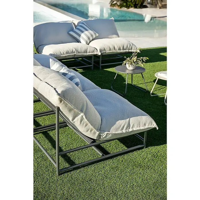 Sunfun Sillón de jardín Lumi - 1 ud., Textiline/Acero, Antracita/Gris, An x Pr x Al: 87 x 103,5 x 71,5 cm - Sillones y sofá de exterior gris claro con estructura gris oscuro junto a una piscina, con mesas auxiliares.