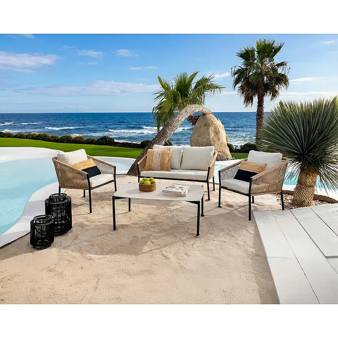 Conjunto de muebles Echo - 4 pzs., Acero/Cuerda, Beige/Negro - Conjunto de salón exterior con detalles de cuerda trenzada, marcos negros, cojines blancos y mesa de centro clara en un patio de arena junto a la piscina.