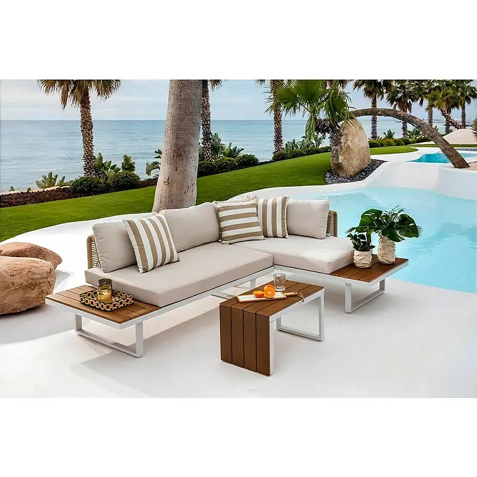 Conjunto de muebles Lynne - 3 pzs., Aluminio/Polywood/Poliéster, Blanco/Beige - Sofá seccional exterior en L con cojines beige, estructura blanca y mesas de madera integradas junto a la piscina.