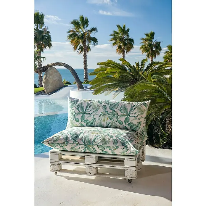 Set cojines para palet Hojas multicolor - 120 x 80 x 16 cm, Multicolor, 50% algodón 50% poliéster, 2 ud. - Juego de cojines de exterior con estampado de hojas verdes sobre silla de palets blanca, junto a la piscina.