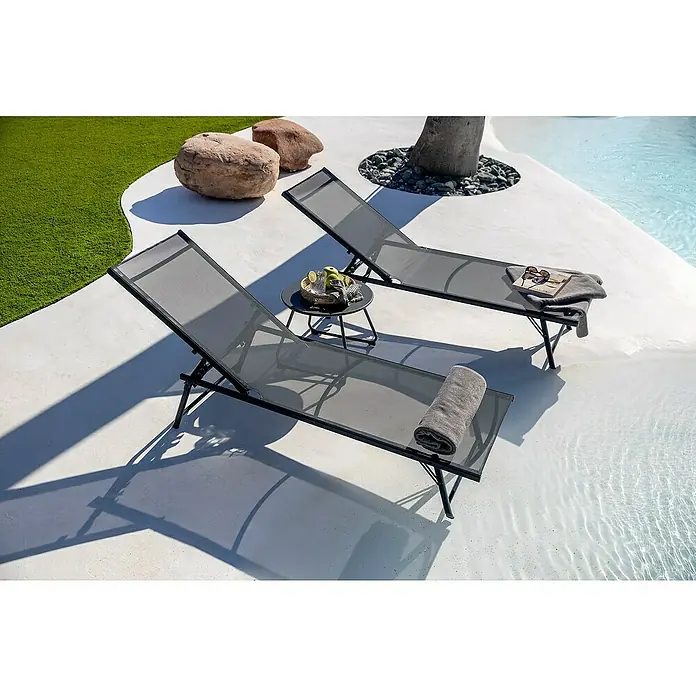 Tumbona de jardín Belisa - Gris oscuro, Acero, Abatible - Dos tumbonas de jardín gris oscuro y una mesita auxiliar junto a la piscina, listas para relajarse.