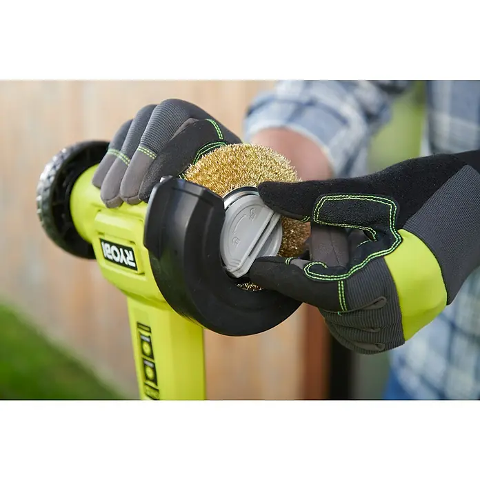 Ryobi ONE+ Akku-Fugenreiniger RY18PCC-0 - Ohne Akku - Eine behandschuhte Hand befestigt eine Messingdrahtbürste an einem limettengrünen Ryobi-Elektrowerkzeug.
