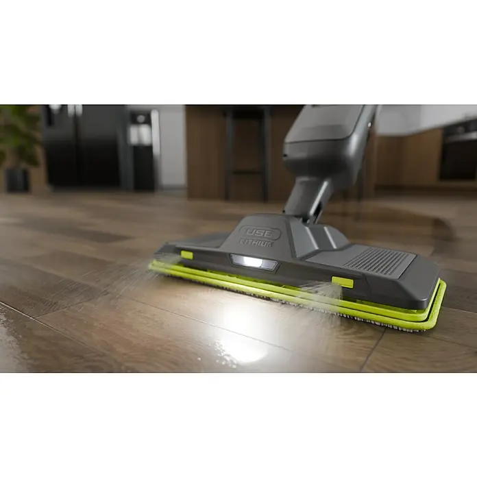Ryobi Akku-Wischmopp mit Sprühfunktion RSM4-120G - 4 V, 1 Akku, 2 Ah - Grauer und neongrüner Bodenwischerkopf mit Licht, reinigt Holzboden und sprüht Wasser. Mit 'USE LITHIUM' Beschriftung.