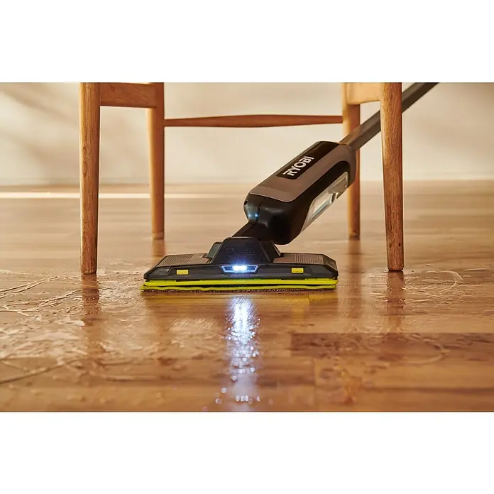 Ryobi Akku-Wischmopp mit Sprühfunktion RSM4-120G - 4 V, 1 Akku, 2 Ah - Ryobi Hartbodenreiniger, schwarz/grau/gelb, mit LED-Licht, reinigt einen nassen Holzfußboden.