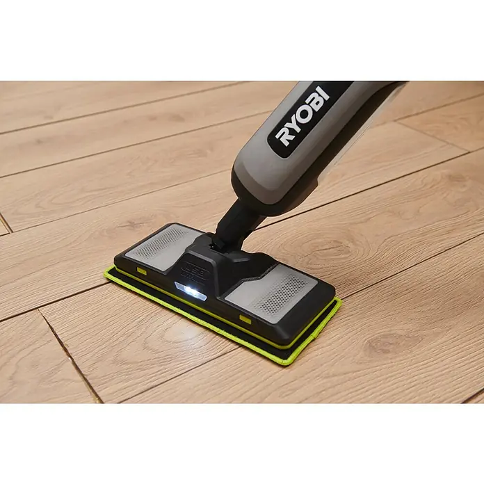 Ryobi Akku-Wischmopp mit Sprühfunktion RSM4-120G - 4 V, 1 Akku, 2 Ah - Ryobi Bodenreiniger mit grau-schwarzem Kopf und hellgrünem Reinigungspad, leuchtet auf einem Holzfußboden.