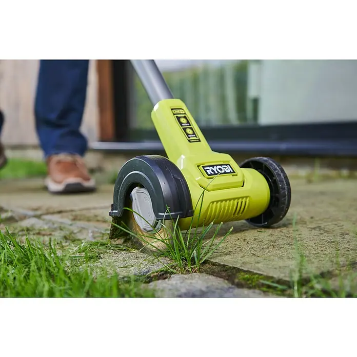 Ryobi ONE+ Akku-Fugenreiniger RY18PCC-0 - Ohne Akku - Limettengrüner und schwarzer Ryobi ONE+ Terrassenreiniger mit rotierender Bürste entfernt aktiv Gras von Terrassenplatten.