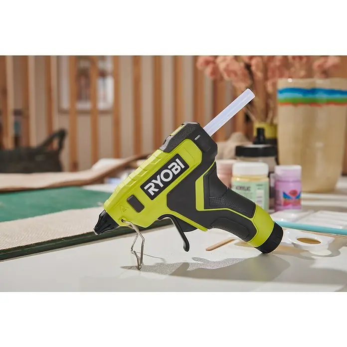 Ryobi 4V USB Akku-Heißklebepistole RGLU4-0 - 4 V, Ohne Akku, Durchmesser Klebepatrone: 11 mm - Limettengrüne und schwarze Ryobi Heißklebepistole mit einem klaren Klebestift, bereit zum Basteln.
