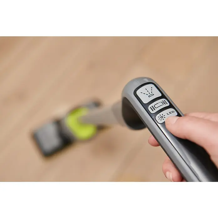 Ryobi Akku-Wischmopp mit Sprühfunktion RSM4-120G - 4 V, 1 Akku, 2 Ah - Eine Hand drückt den LED-Knopf am grau-schwarzen Reinigungsgeräte-Griff mit Sprüh- und Bürstensymbolen.