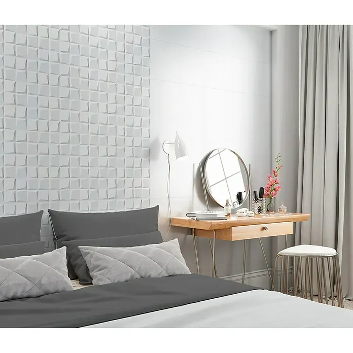 Revestimiento de pared Blanco - 30 x 90 cm, Espesor: 8 mm, Blanco, Mate, Rectificado - Vista de un dormitorio elegante con una mesita de noche elegante con cosméticos y un espejo decorativo, complementado con un panel de pared moderno.