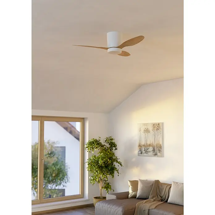 Eglo Deckenventilator Baracarès - Weiß, Eiche, 106 cm - Moderner weißer Deckenventilator mit Naturholzflügeln, an einer Zimmerdecke montiert.
