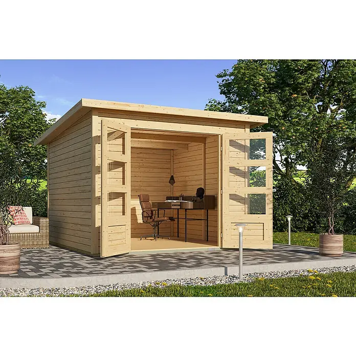 Karibu Gartenhaus Express - Außenmaß inkl. Dachüberstand (B x T): 282 x 282 cm, Holz, Naturbelassen - Helles Holz-Gartenbüro mit offenen Türen, das einen modernen Arbeitsplatz im Inneren zeigt, in einem Garten gelegen.