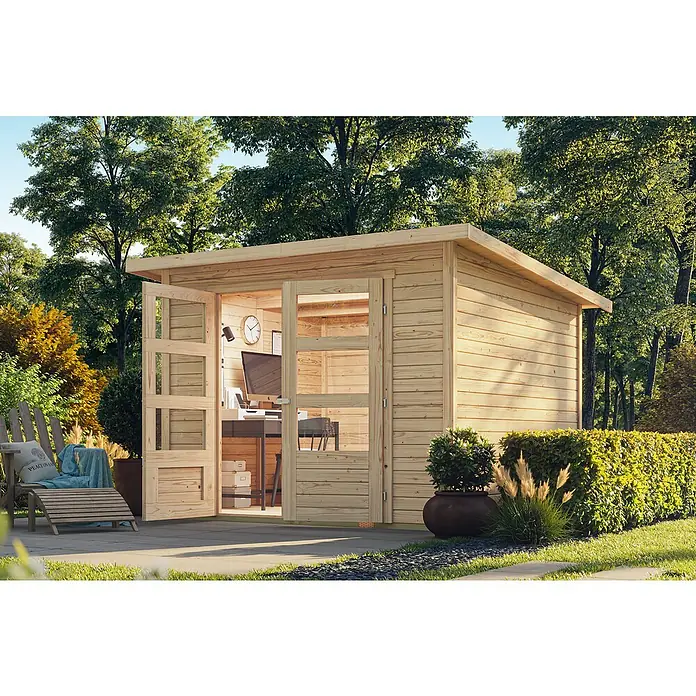 Karibu Gartenhaus Express - Außenmaß inkl. Dachüberstand (B x T): 282 x 282 cm, Holz, Naturbelassen - Helles Holz-Gartenbüro mit offenen Türen, das einen Schreibtisch und Computer im Inneren zeigt, in einem grünen Garten.