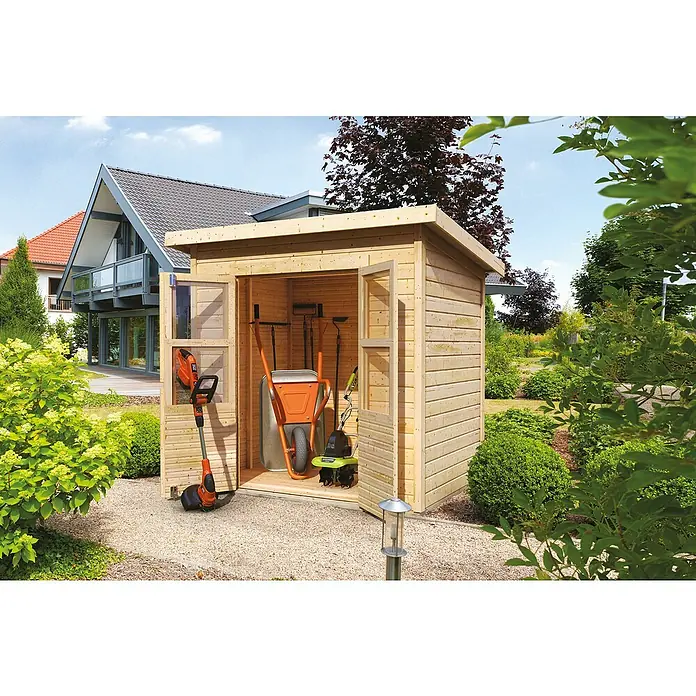 Karibu Gartenhaus Timmo - Außenmaß inkl. Dachüberstand (B x T): 240 x 175 cm, Holz, Natur, Ohne Anbau - Gartenhaus aus Holz mit offenen Türen, zeigt eine Schubkarre und Gartengeräte. Im Garten vor einem Haus.