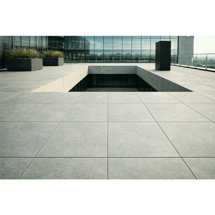 Terrassenfliese Modern Concrete - 100 x 100 x 2 cm, Grey, Matt - Große graue Outdoor-Bodenfliesen auf einer modernen Dachterrasse verlegt.