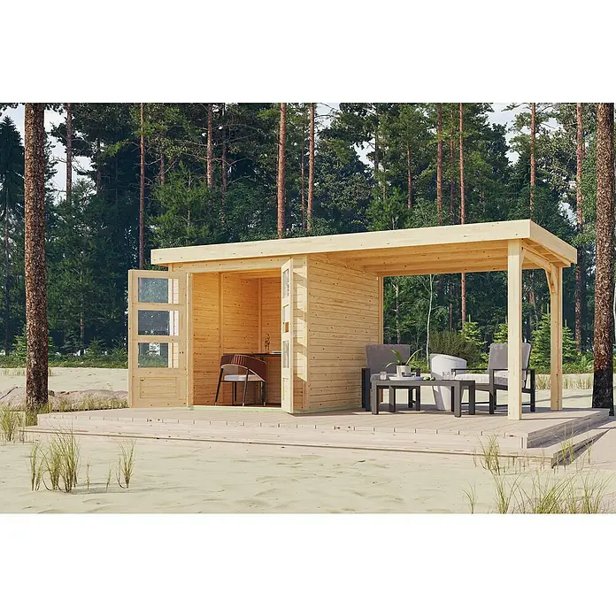 Karibu Gartenhaus Express 3 - Außenmaß inkl. Dachüberstand (B x T): 467 x 238 cm, Holz, Naturbelassen, Mit Anbau - Heller Holz-Gartenpavillon mit offenem Büro und überdachter Veranda mit Sitzgelegenheiten, am Sandstrand vor einem Wald.