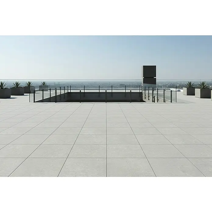 Terrassenfliese Modern Concrete - 100 x 100 x 2 cm, Grey, Matt - Helle graue Outdoor-Fliesen bilden einen geräumigen, modernen Dachterrassenboden.