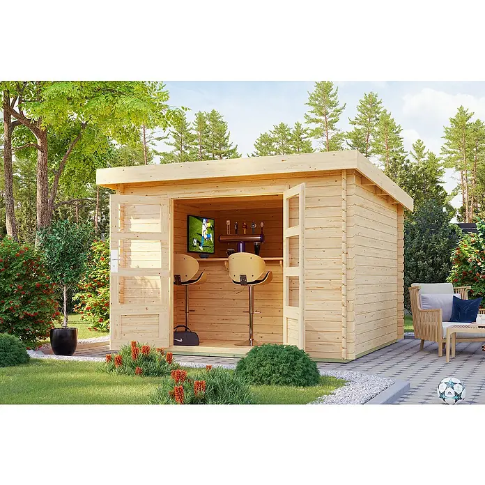 Karibu Gartenhaus Malta - Außenmaß inkl. Dachüberstand (B x T): 315 x 333 cm, Holz, Natur, Ohne Seitendach - Gartenbar aus hellem Holz mit geöffneten Türen, TV und Barhockern im Inneren, in einem üppigen Garten.