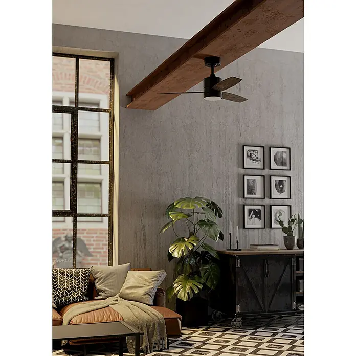 Eglo Deckenventilator MANDAREE - Durchmesser: 106 cm, schwarz / Walnuss, Mit Leuchtmittel, LED - Schwarzer Deckenventilator mit dunklen Holzflügeln an einem rustikalen Industriebalken.