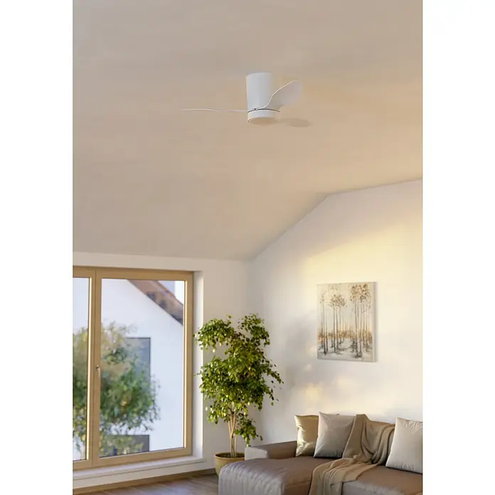 Eglo Deckenventilator Baracarès - Weiß, 91 cm - Weißer Deckenventilator mit zwei geschwungenen Rotorblättern, an einer Zimmerdecke in einem modernen Wohnzimmer montiert.