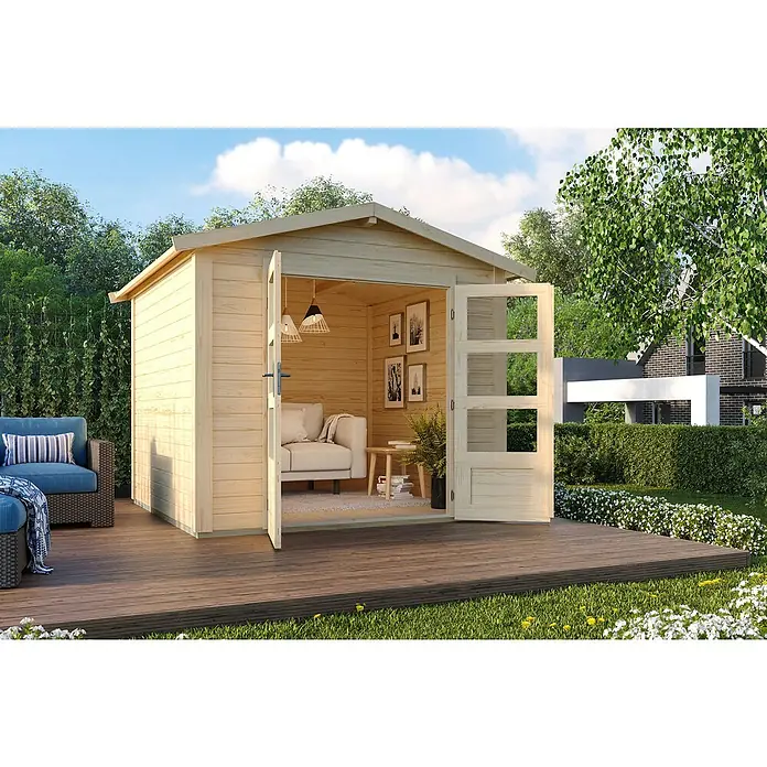 Karibu Gartenhaus Berlo 2 - Außenmaß inkl. Dachüberstand (B x T): 270 x 274 cm, Holz, Natur - Helles Gartenhaus aus Naturholz mit geöffneten Doppeltüren zu einem Lounge-Bereich, auf einer Holzterrasse in einem grünen Garten.