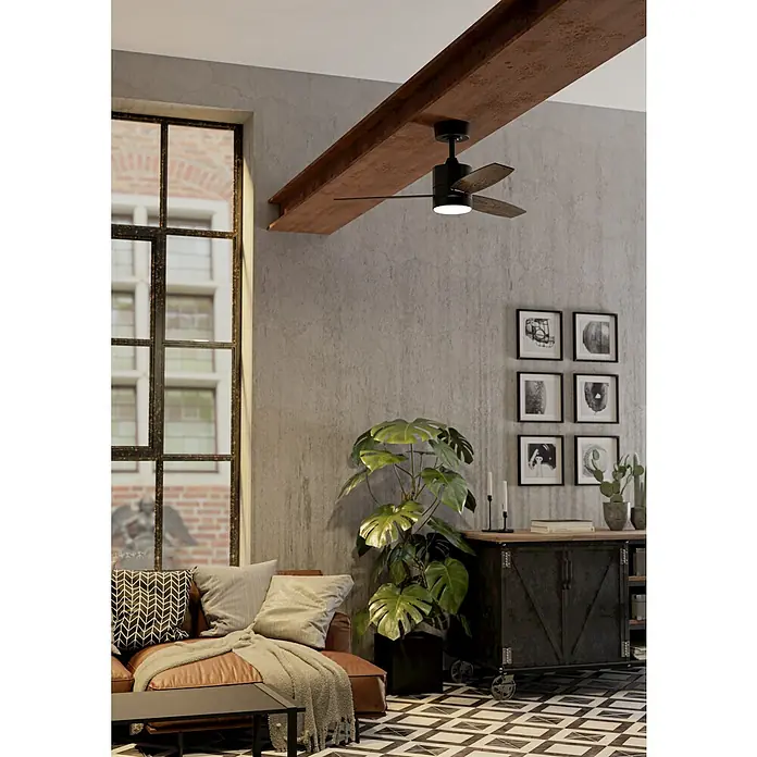 Eglo Deckenventilator MANDAREE - Durchmesser: 106 cm, schwarz / Walnuss, Mit Leuchtmittel, LED - Schwarzer Deckenventilator mit Licht und Holzflügeln, an einem Industrieträger in einem Raum montiert.