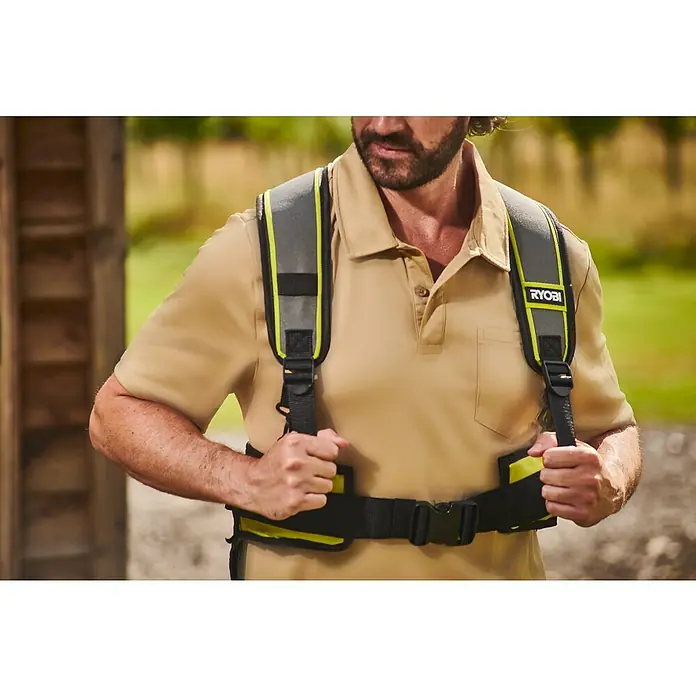 Ryobi Max Power Gürtel RY36BB2PA - Passend für: Zwei 36 V Akkus - Mann trägt graues und lindgrünes RYOBI Trimmer-Tragegeschirr, hält dessen Gurte.