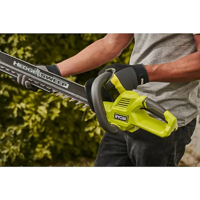 Ryobi Max Power Akku-Heckenschere RY36HT60A - 36 V, Li-Ionen, Ohne Akku, Schnittlänge: 60 cm - Behandschuhte Hände halten eine limettengrüne Ryobi Heckenschere mit dunklem 'HEDGE SWEEP'-Messer.