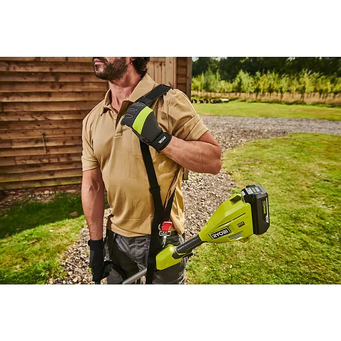 Ryobi Max Power Gürtel RY36BB2PA - Passend für: Zwei 36 V Akkus - Eine Person hält einen limettengrünen und schwarzen Ryobi MAX POWER Rasentrimmer mit Akku und Schultergurt, Arbeitshandschuhe tragend.