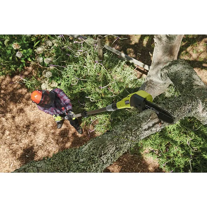 Ryobi ONE+ Akku-Hochentaster RY18PP20A-0 - Ohne Akku, Schwertlänge: 20 cm, Länge Stiel: 2,9 m - Person in Schutzkleidung trimmt mit einer gelb-schwarzen Ryobi Astsäge einen mit Flechten bewachsenen Ast.