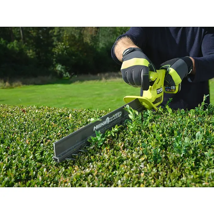Ryobi ONE+ Akku-Heckenschere RY18HT40B-0 - Li-Ionen, Ohne Akku, Schnittlänge: 40 cm - Person mit Handschuhen trimmt eine Hecke mit einer gelb-schwarzen Ryobi Heckenschere mit "HEDGE SWEEP" Aufsatz.