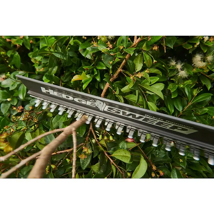 Ryobi ONE+ Teleskop-Heckenschere RY18PHT40A-0 - 18 V, Li-Ionen, Anzahl Akkus: Ohne Akku, Schnittlänge: 40 cm - Grauer Hedge Sweep Laubsammler an Heckenschere, der grünes Laub entfernt.