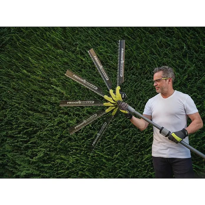 Ryobi ONE+ Teleskop-Heckenschere RY18PHTX45A - 18 V, Li-Ionen, Anzahl Akkus: Ohne Akku - Mann benutzt eine RYOBI Heckenschere mit schwarzem HEDGE SWEEP Laubbeseitigungsaufsatz.