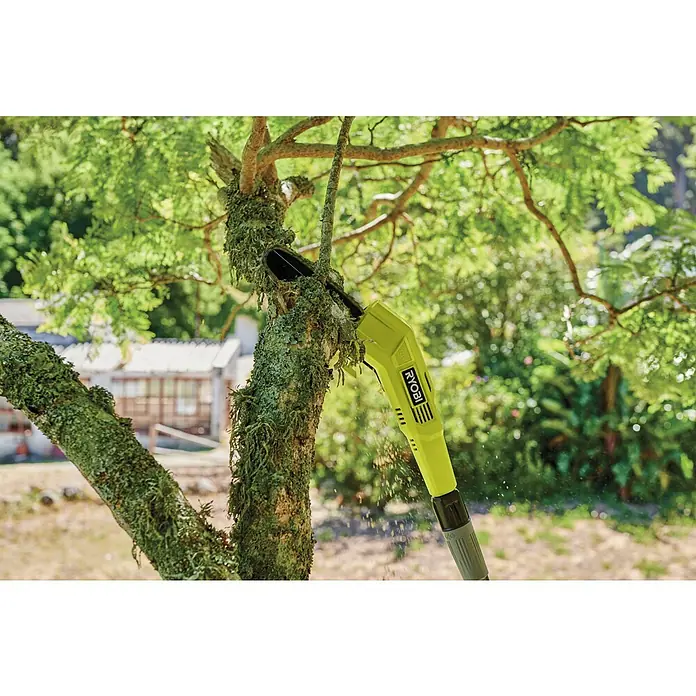 Ryobi ONE+ Akku-Hochentaster RY18PP20A-0 - Ohne Akku, Schwertlänge: 20 cm, Länge Stiel: 2,9 m - Limettengrüne Ryobi Akku-Astsäge beim Kürzen eines moosbewachsenen Astes im Garten.