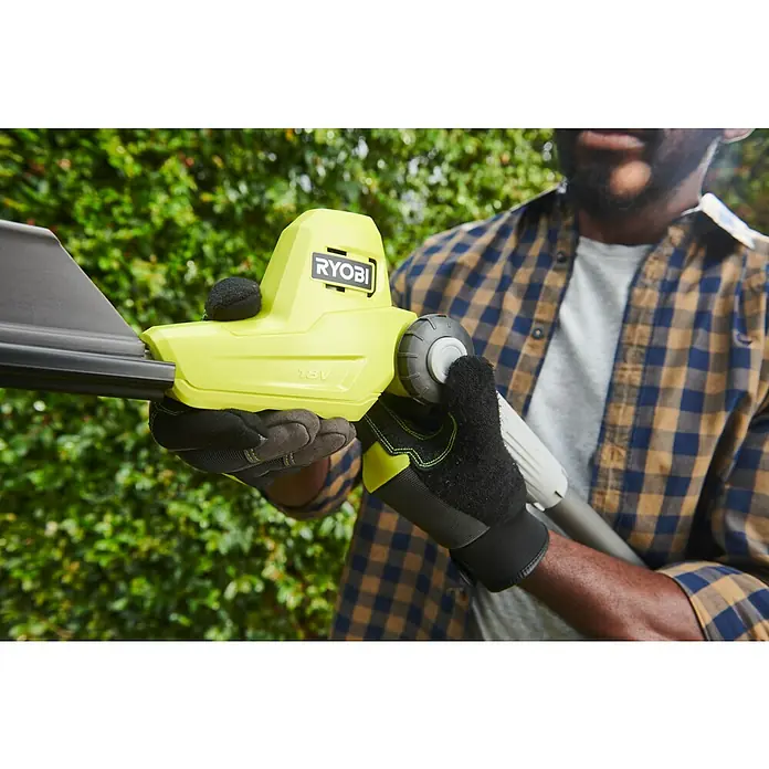 Ryobi ONE+ Teleskop-Heckenschere RY18PHT40A-0 - 18 V, Li-Ionen, Anzahl Akkus: Ohne Akku, Schnittlänge: 40 cm - Person mit Handschuhen hält ein limettengrünes Ryobi 18V Akku-Werkzeug mit schwarzem und grauem Kopfstück.