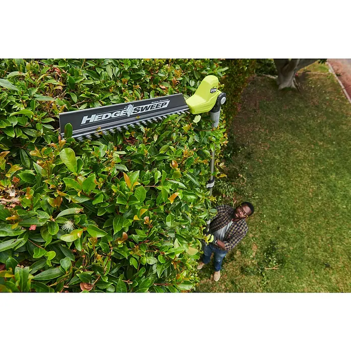 Ryobi ONE+ Teleskop-Heckenschere RY18PHT40A-0 - 18 V, Li-Ionen, Anzahl Akkus: Ohne Akku, Schnittlänge: 40 cm - Ein Mann trimmt eine hohe Hecke mit einer grünen und schwarzen RYOBI Hochentaster-Heckenschere mit HEDGE SWEEP.